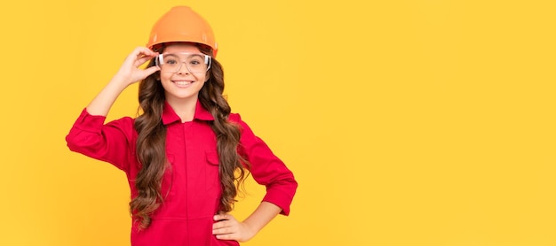 Lunettes de sécurité très professionnelles pour la réparation de la fête du travail Constructeur d'enfants dans la conception d'affiches horizontales de casque Espace de copie d'en-tête de bannière