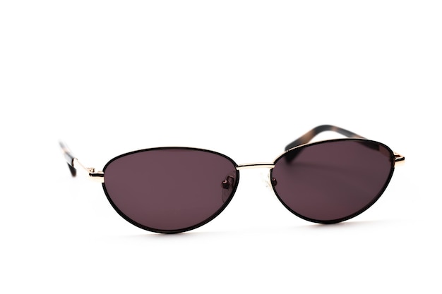 lunettes de soleil allongées modernes sur blanc