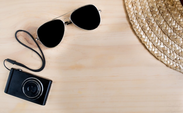 Lunettes de soleil, appareils photo, chapeaux, sur le plancher en bois pour l&#39;été.