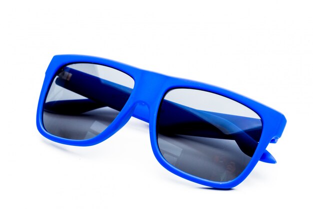 Lunettes de soleil bleues isolés sur fond blanc