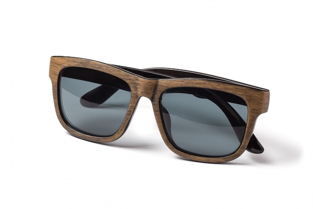 Lunettes de soleil en bois isolés sur fond blanc