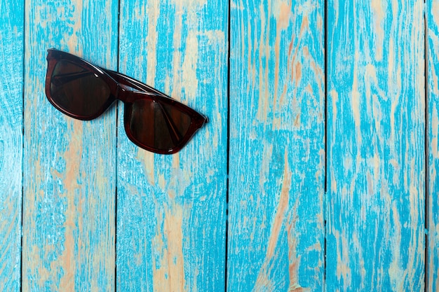 Lunettes de soleil sur le bois