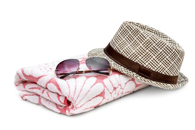 Lunettes de soleil avec chapeau d'été et serviette sur blanc