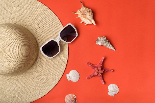 Lunettes de soleil, coquillages, partie de chapeau et étoile de mer