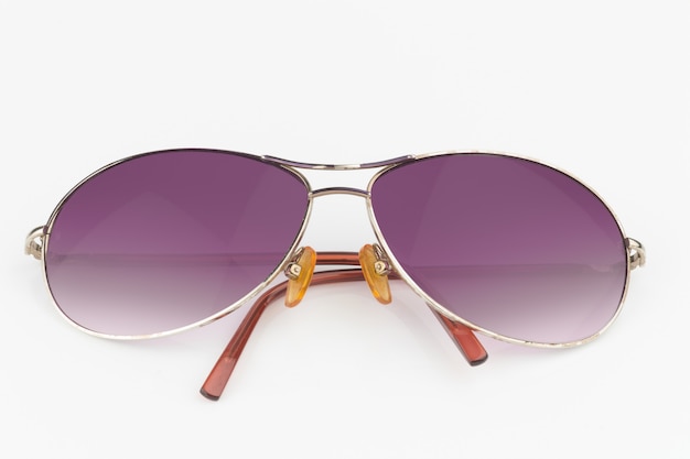 Des lunettes de soleil. couleur violet isolé sur fond blanc