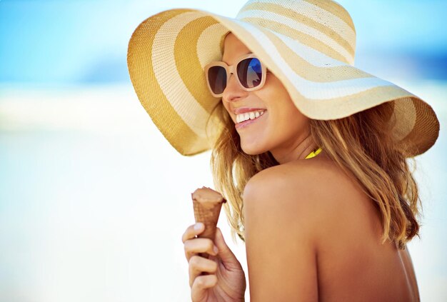 Lunettes de soleil crème glacée et femme à la plage en vacances vacances et maquette de voyage d'été Bonheur glace au chocolat et personne de sexe féminin mangeant au bord de l'océan pensant ou touriste profitant d'une collation en plein air