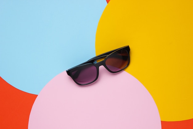 Lunettes de soleil élégantes avec des cercles de papier de couleur