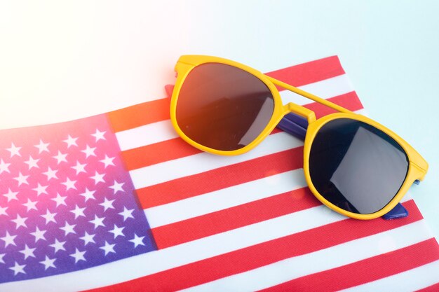 Lunettes de soleil d'été sur le drapeau américain et vacances d'arrière-plan colorées soleil d'été et vacances aux États-Unis
