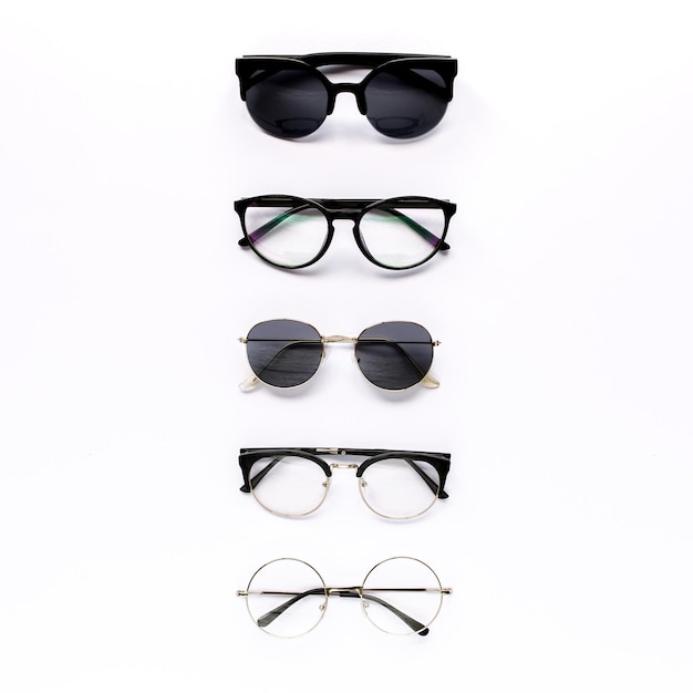 Lunettes de soleil féminines sur fond blanc vue supérieure plate