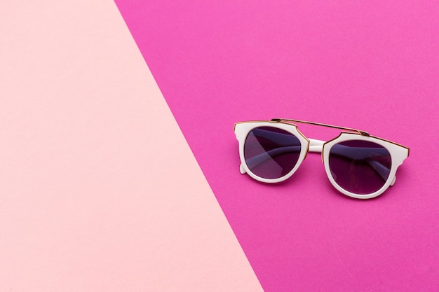 Lunettes de soleil féminines sur un fond vibrant coloré