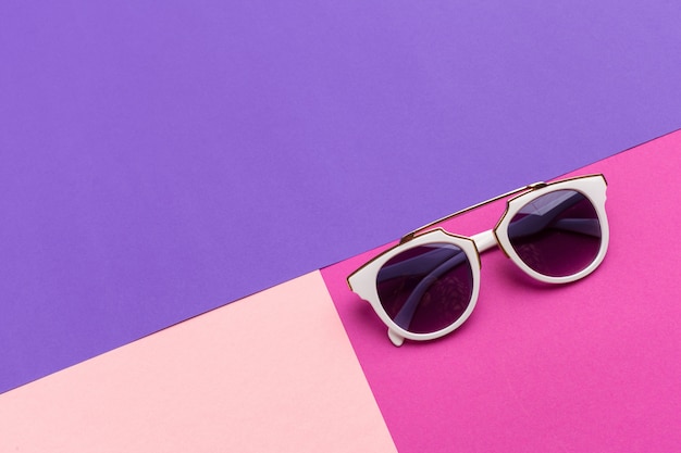 Lunettes de soleil féminines sur un vibrant coloré