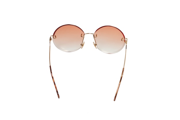 Lunettes de soleil femme été rondes isolées sur fond blanc.