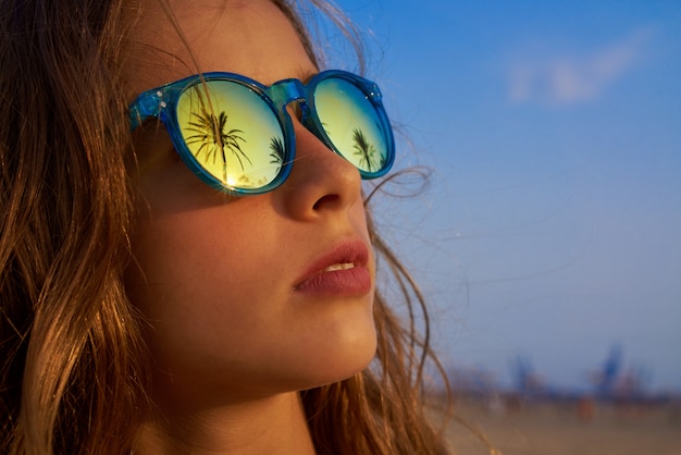 Lunettes de soleil fille brune avec palmier