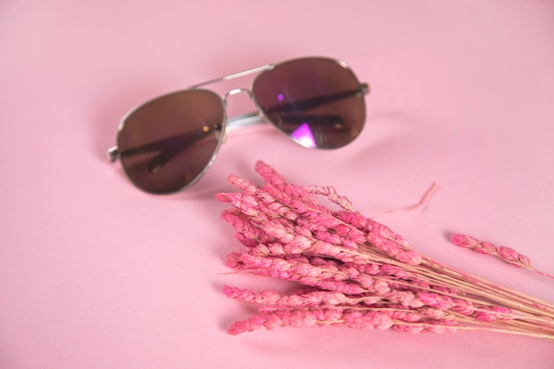 Lunettes de soleil avec fleur sur la table