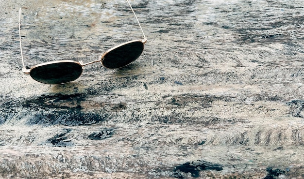 Lunettes de soleil sur fond de concept d'été de table en bois