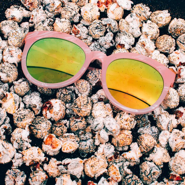 Lunettes de soleil sur fond de pop-corn Mode minimale