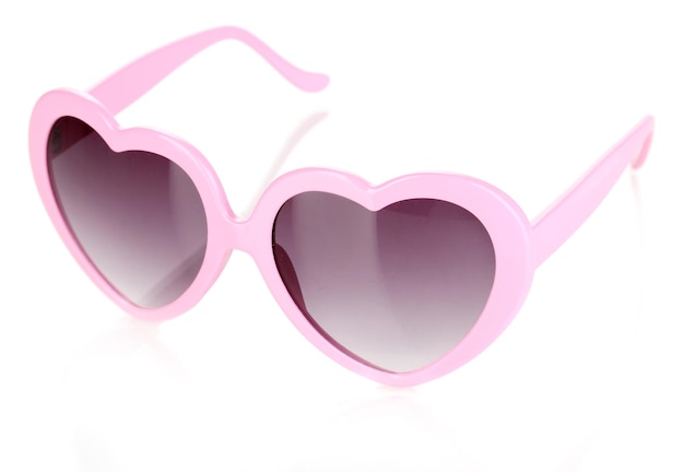 Lunettes de soleil en forme de coeur roses isolées sur blanc