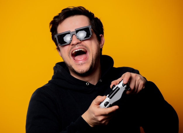 Lunettes de soleil homme joue avec un joystick