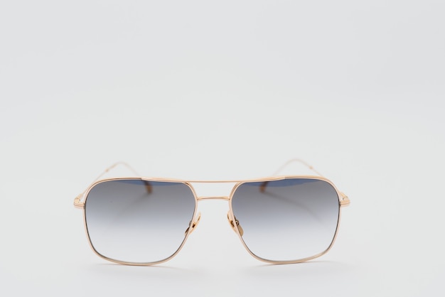 Lunettes de soleil isolé sur fond blanc