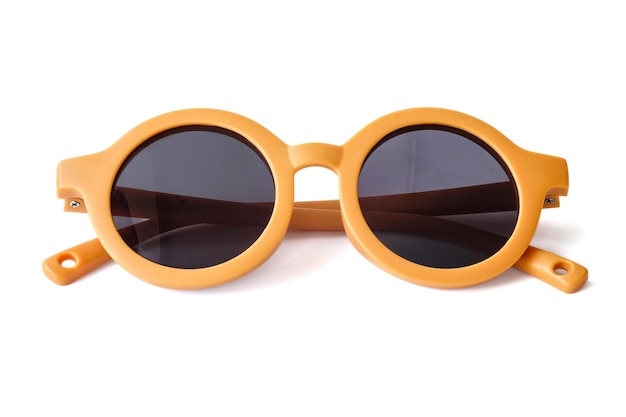 Des lunettes de soleil jaunes sur fond blanc