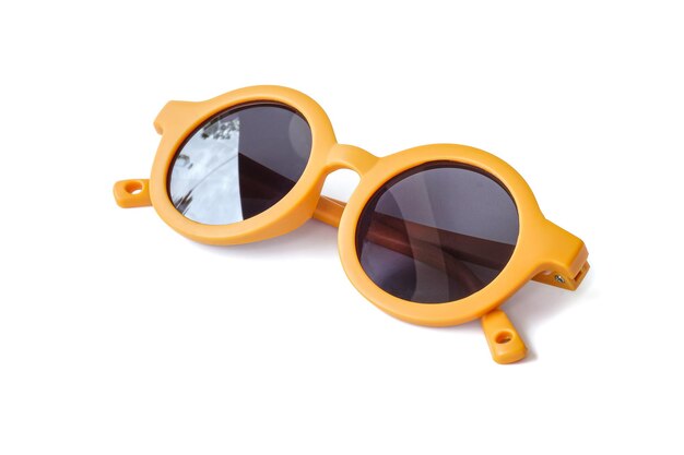 Des lunettes de soleil jaunes sur fond blanc