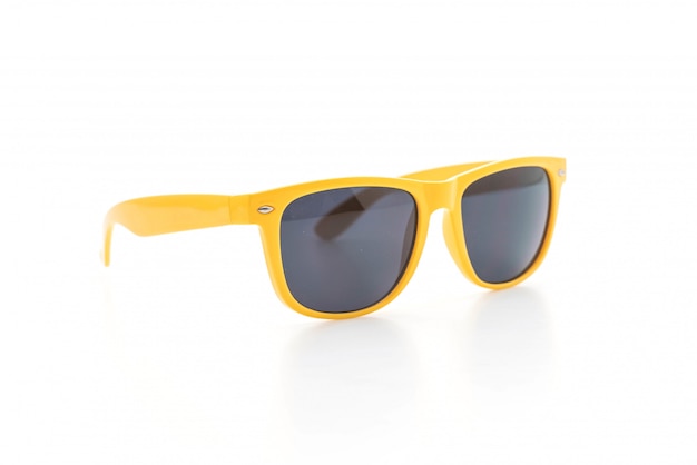 lunettes de soleil jaunes sur fond blanc