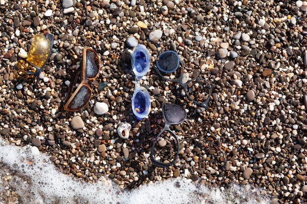 Lunettes de soleil et lunettes pour nager au bord de la mer plage De vieux verres perdus ont été jetés par vague sur terre