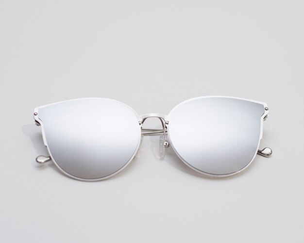 lunettes de soleil à la mode modernes