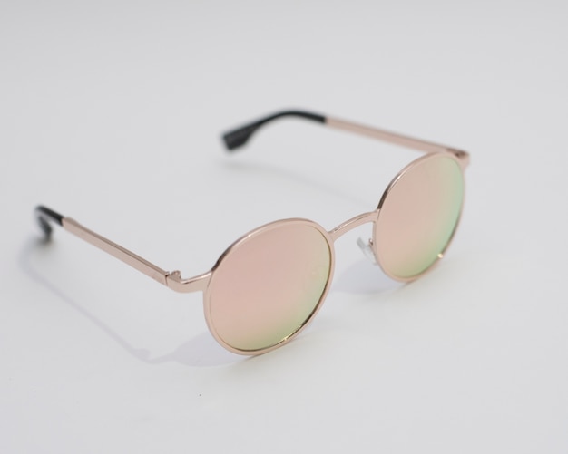 lunettes de soleil à la mode modernes