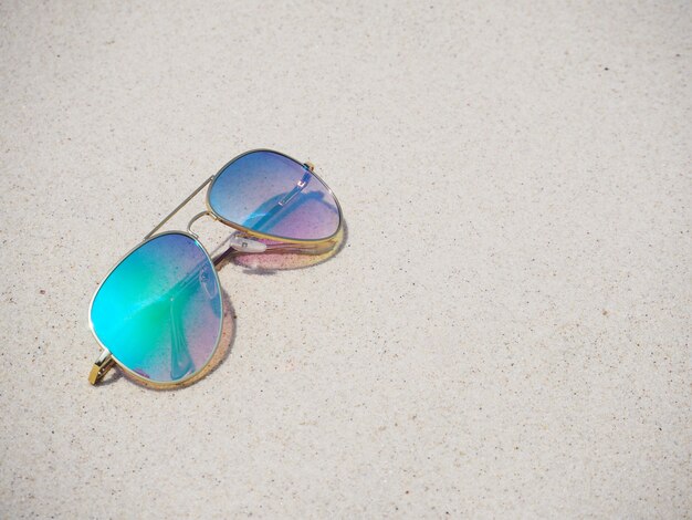 Lunettes de soleil à la mode sur le sable