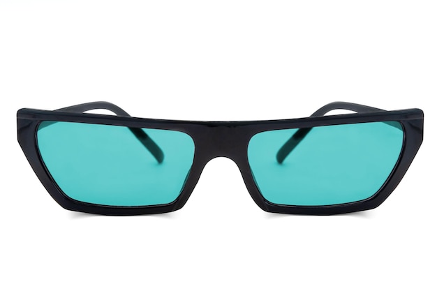 Lunettes de soleil en noir cadre classique angle avant avec des nuances de cyan et isolé sur fond blanc