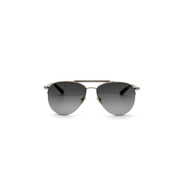 Lunettes de soleil noires élégantes isolées sur fond blanc.