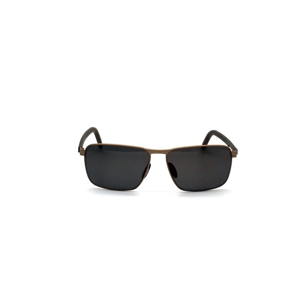 Lunettes de soleil noires élégantes isolées sur fond blanc.