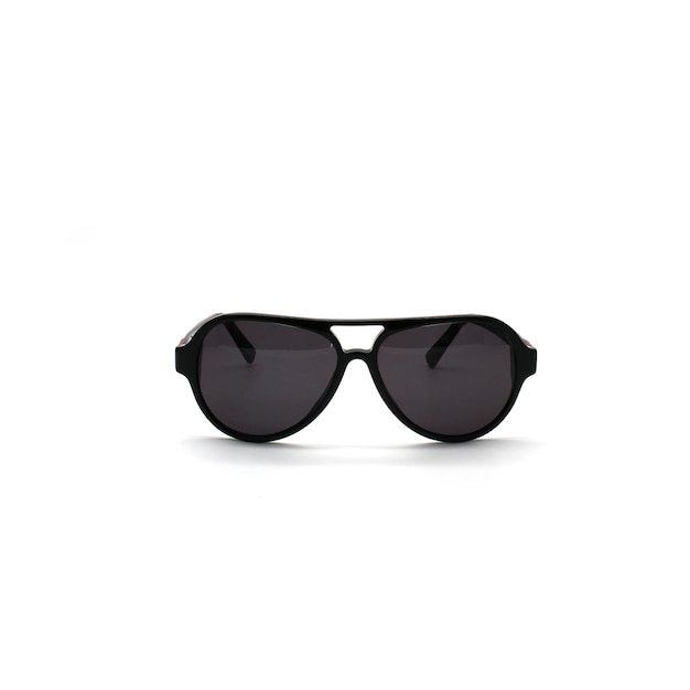 Lunettes de soleil noires élégantes isolées sur fond blanc.