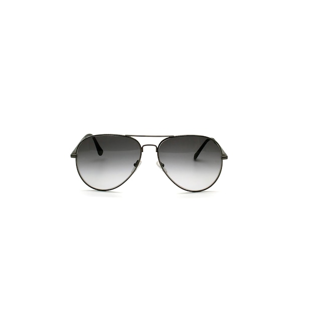 Lunettes de soleil noires élégantes isolées sur fond blanc.