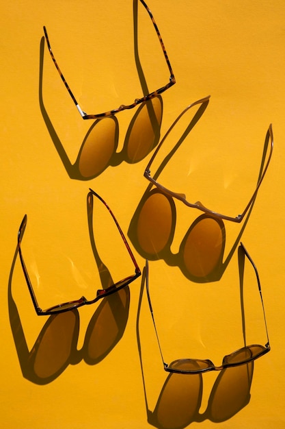 Lunettes de soleil avec ombre portée sur un fond jaune d'été brillant