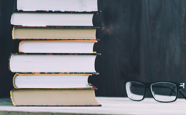Des lunettes de soleil par des livres empilés sur la table