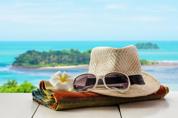 Des lunettes de soleil sur la plage par la mer contre le ciel