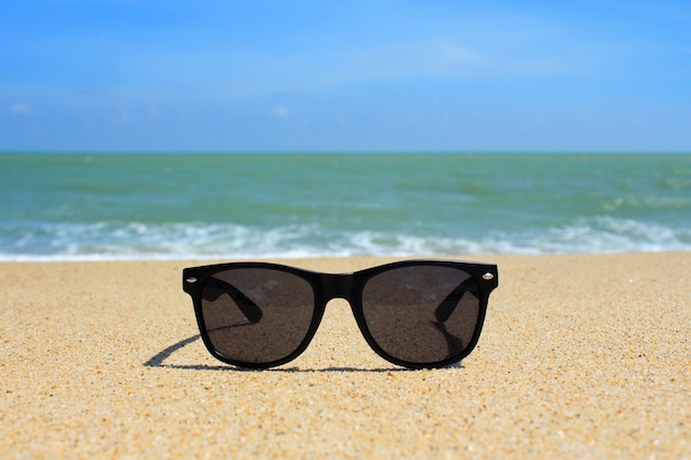 Lunettes de soleil sur la plage