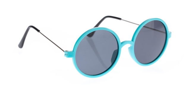 Lunettes de soleil en plastique bleu isolé sur fond blanc