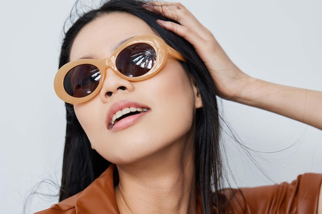 Les lunettes de soleil pour femmes, les cheveux, le style de vie, la mode, la beauté, les vacances.