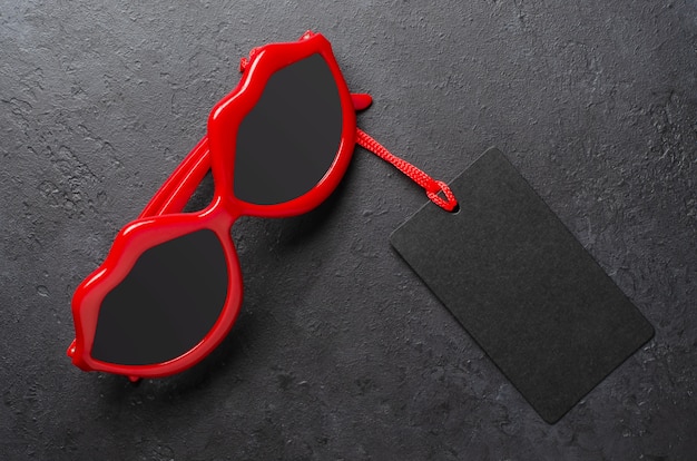 Lunettes de soleil rouges. concept de ventes de vacances le vendredi noir