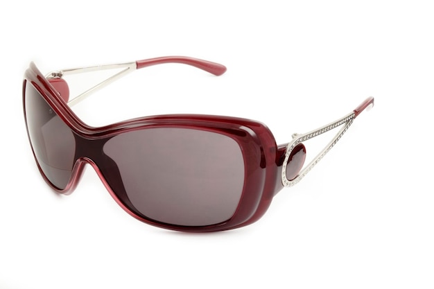 Lunettes de soleil rouges isolées