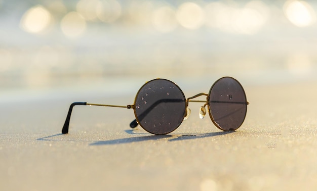 Lunettes de soleil sur le sable belle plage d'été