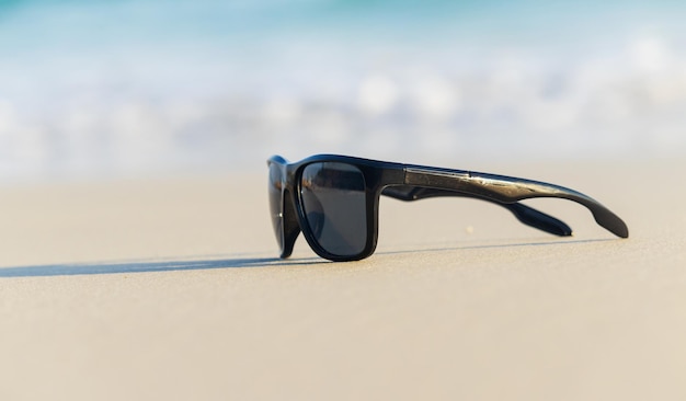 Lunettes de soleil sur le sable belle plage d'été