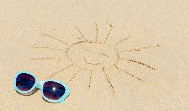 Lunettes de soleil sur le sable de la plage