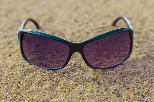 Lunettes de soleil sur le sable de la plage