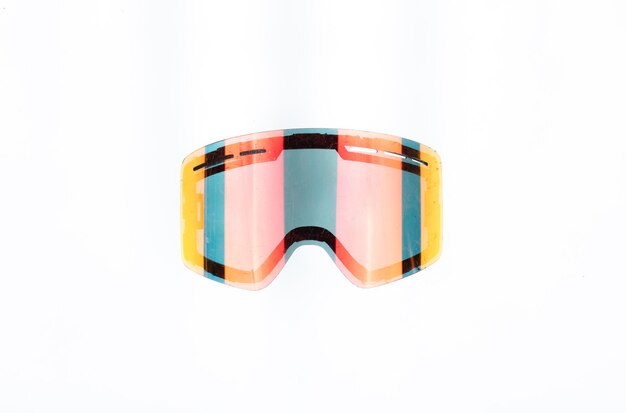 lunettes de soleil ski isolé sur fond blanc