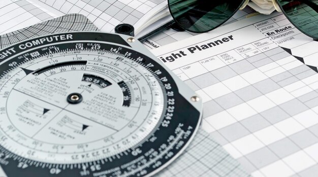 Lunettes de soleil de style pilote sur un papier de plan de vol