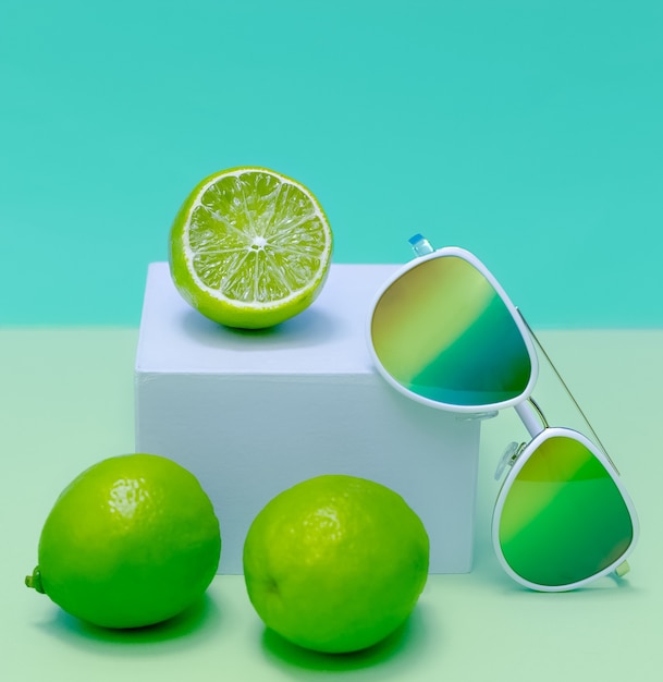 Lunettes de soleil tendance. Cocktail d'été frais